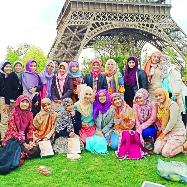 hijabi-in-front-of-eiffel-tower